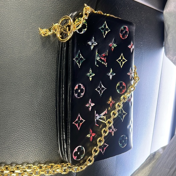 Louis vuitton sold out purse !
Louis Vuitton Pochette Coussin - Picture 3 of 6